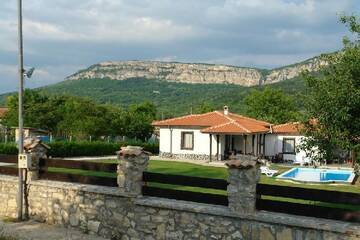 Фото номера Вилла с 1 спальней Виллы Madara OMAYA Guest House г. Мадара 6